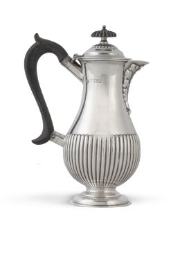 648.  Cafetera eduardina de plata con mango de madera. Con marcas.Birmingham, Inglaterra, 1901.
