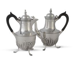647.  Pareja de cafeteras de plata con mangos de madera. Con marcas.Sheffield, Inglaterra, h. 1900.