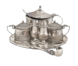 637.  Conjunto de dos mostaceros, un salero, pimentero, azucarero, bandeja, pinzas y tres cucharas. Con diferentes marcas.Londres, 1884, Sheffield, 1901, Sheffield 1911.