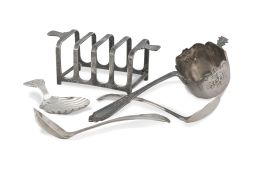 723.  Lote de cinco piezas de plata. Formado por: pareja de cucharas de plata sterling, cucharita en forma de venera con iniciales bajo corona condal, colador en forma de cuchara con decoración de flores y toaster roack con marcas de Mappin & Web, London & Sheffield.S. XX.