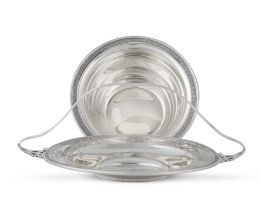 1205.  Lote de centro circular con perímetro con greca y cestita de plata sterling. Con marcas.S. XX.