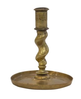 1159.  Candelero de bronce dorado con pie circular.España, principios del S. XVIII.