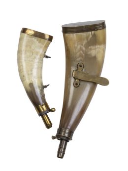 538.  Lote de dos polvoreras de asta rematadas en metal.España, S. XVIII.