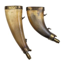 539.  Lote de dos polvoreras en asta y metal.España, S. XVIII.