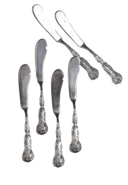 1221.  Juego de seis palas para untar de plata, con decoración de flores. Con marcas.España, S. XX.