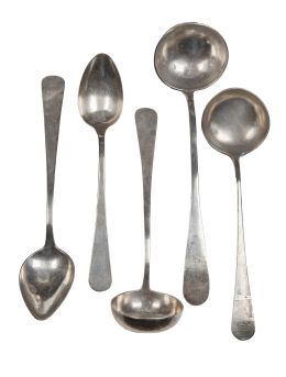 1229.  Lote de tres cucharones y dos cucharas de servir de plata. Con marcas.Formado por: cuchara con iniciales grabadas, con marcas de Antonio Merino, Córdoba, finales del S. XIX; cuchara con marcas de Pedro Durán, Madrid, 1915; cucharón con iniciales FD, con marcas de Espuñes, Madrid, 1869; cucharón con iniciales PL, con marcas de Loizaga y B.S.L., Bilbao, S. XIX; y cucharón con iniciales PL, con marcas de Mainar y A.G., Zaragoza, S. XIX.