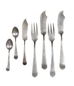 1225.  Lote de cubiertos de plata: 5 tenedores de pescado, 5 palas de pescado, 18 cucharitas de ley 915 y una pala para untar de plata sterling.S. XX.