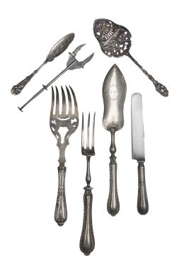 655.  Lote de seis cubiertos de servir de plata y plata vermeille y unas pinzas.h. 1900.