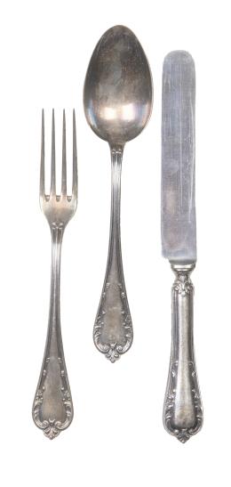 1341.  Juego de tres cubiertos de plata, en su estuche de piel verde.Luis Espuñes, Madrid, principios del S. XX.