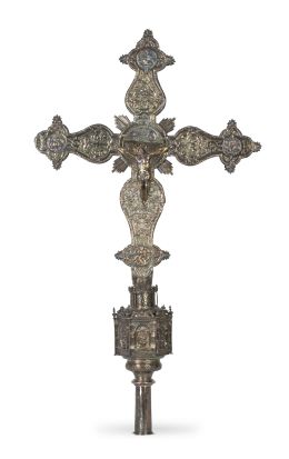 537.  Cruz procesional de plata en su color y plata dorada, con alma de madera, fundida, cincelada y grabada. Fechada, "1607", S. XVII.La macolla de plata en su colo,r S. XVI.Trabajo español, S. XVI y XVII.