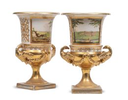 618.  Pareja de ánforas de porcelana esmaltada y dorada, con decoración de vistas en reservas. Con marcas.KPM, Berlín (1837-1844).
