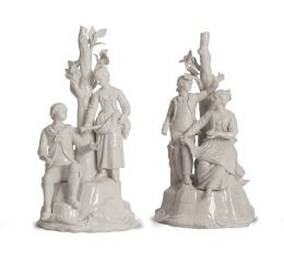 612.  Dos grupos galantes bajo un árbol de porcelana esmaltada en blanco. Sin marcar.Italia, finales del S. XVIII.