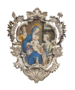 666.  Benditera de plata repujada con decoración de flores.Con pintura sobre papel con la Virgen con el Niño y dos santos, bajo cristal.S. XVIII.