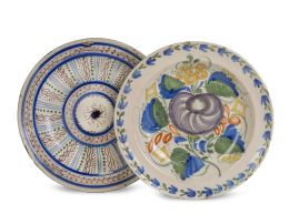 1192.  Lote de dos platos de cerámica esmaltada, uno de Onda y otra de Manises de la fábrica de la Arenas.S. XIX.