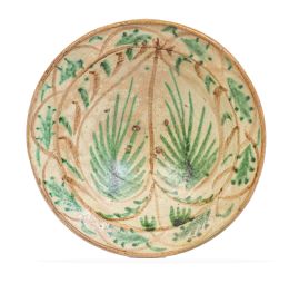 1339.  Plato de cerámica española esmaltada en verde y managaneso, con palmeras en el asiento.España, finales del S. XVIII - principios del S. XIX.