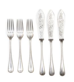 1340.  Juego de seis tenedores de pescado y seis palas de metal plateado con flores grabadas. Con marcas.Principios del S. XX.