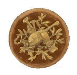 714.  Medallón Luis XVI con una alegoría de la música de bronce dorado aplicado sobre tela en la tapa.S. XVIII.