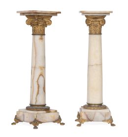 663.  Pareja de columnas de mármol y bronce dorado con capitel de orden compuesto.Francia, S. XIX.