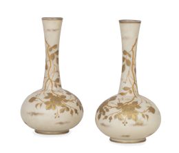 1270.  Pareja de jarrones de opalina con decoración en dorado de estilo oriental. Marcado en la base en negro "W 206".Thomas Webb, Inglaterra, h. 1900.