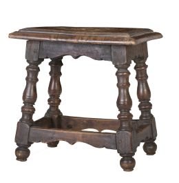 503.  Taburete de madera de castaño.Trabajo español, S. XVII.