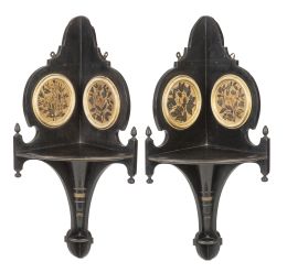 658.  Pareja de ménsulas de esquina de madera ebonizada y dorada con medallones con mariposas y flores pintadas.Inglaterra, h. 1890.