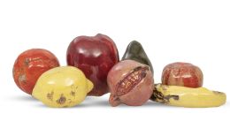 649.  Lote de siete frutas de engaño de cerámica esmaltada.S. XX.