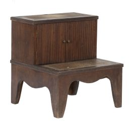 1263.  Escalera de biblioteca de madera con dos puertas de palillería y piel.Francia, S. XX.