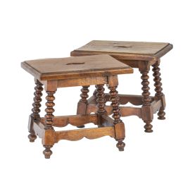 1174.  Pareja de taburetes de madera tallada, siguiendo modelos del S. XVII.España, S. XIX.