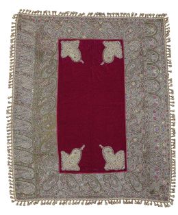 1169.  Tela bordada en terciopelo granate, decorada con "boteh", y rematada por borlas.India?, S. XX.