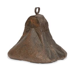1236.  Estribo de madera tallada con gancho de hierro.Trabajo virreinal, S. XVIII.