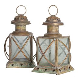 1084.  Pareja de faroles de metal dorado y cristal grabado.Finales del S. XIX - principios del S. XX.