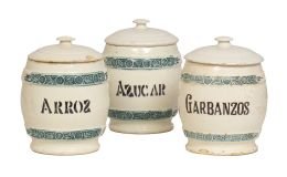 1057.  Lote de tres botes de cocina con tapa de cerámica esmaltada en blanco y azul con leyendas: "arroz, azúcar, garbanzos".Levante, h. 1920.