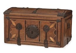 1234.  Arquilla de madera tallada, marquetería y fileteado, la cerradura de hierro recortado.Trabajo virreinal, Perú, S. XVIII.