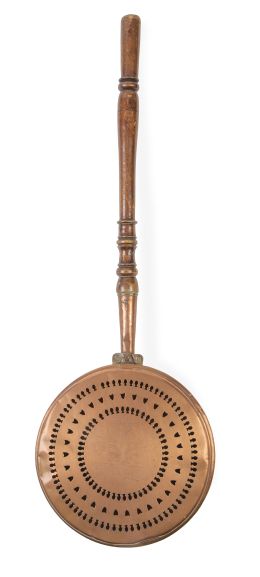1053.  Calentador de cobre con flores grabadas y mango de madera.España, S. XIX.