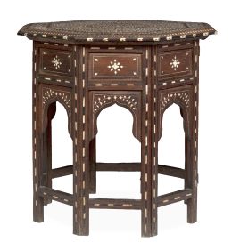 592.  Mesa con tapa octogonal de madera con incrustaciones de hueso.Trabajo anglo-indio, S. XIX.