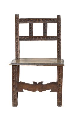 555.  Silla de madera de nogal tallado, con hojas. España, S. XVII.