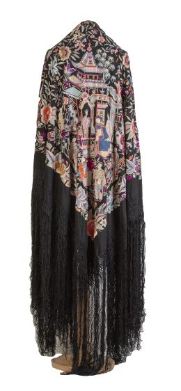 1145.  Mantón de Manila en seda negra bordada con hilos de color.Finales del S. XIX - principios del S. XX.