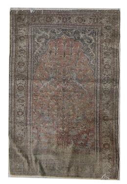 1139.  Alfombra en seda con árbol en campo rosa y animales.Persia.