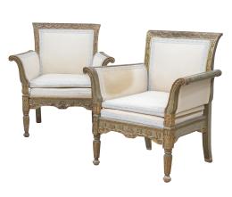 1161.  Pareja de butacas de madera lacada de verde y dorada, con decoración de palemtas y hojas.Francia, finales del S. XVIII - principios del S. XIX.