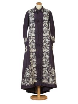 1220.  Bata de seda azul oscuro con decoración de flores de estilo oriental bordadas en azul claro.Finales del S. XVIII.