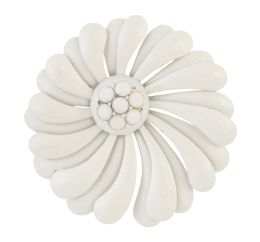 403.  Broche flor vintage americano años 60, en esmalte blanco sobre metal, con diseño asimétrico y centro de cristales blancos facetados