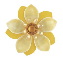 389.  Broche flor vintage americano años 60, con pétalos de esmalte amarillo en dos tonos sobre metal, y centro de cabujón de cristal amarillo