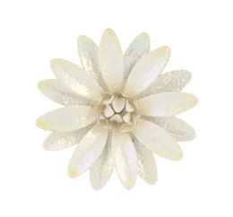 405.  Broche flor vintage americano años 60, con pétalos de esmalte blanco irisado sobre metal, y centro de pequeños pétalos blancos