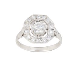 94.  Sortija con brillante central de 0,46 ct aprox, orlada de brillantes en marco hexagonal flanqueado por dos diamantes talla baguette