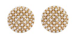 414.  OSCAR DE LA RENTA. Pendientes circulares con perlas de vidrio decorando retícula calada