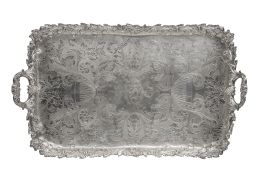 1059.  Bandeja de plata en su color con decoración grabada y repujada. Con marcas.Real Fábrica de Platería, Madrid, 1844.