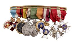398.  Pasador de nueve medallas. En distintos metales y esmaltes.