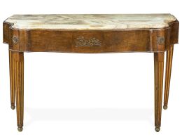 653.  Consola de madera de caoba, con tapa de ónyx marrón.Trabajo español, principios del S. XIX.