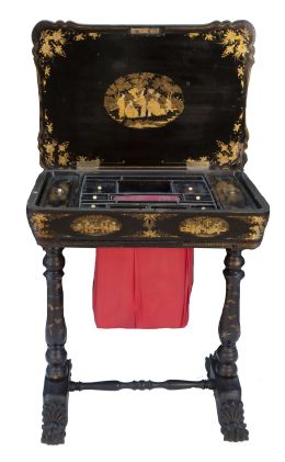 1307.  Costurero de madera lacada y dorada.Trabajo chino para la exportación, h. 1840.