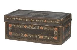 1298.  Baúl con alma de madera y piel con decoración pintada y tachonada.Trabajo chino para la exportación, h. 1820 - 1840.
